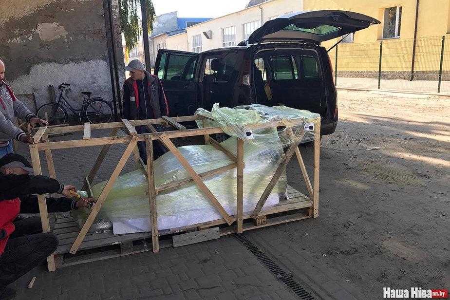 Падчас транспарціроўкі помніка з Украіны ў Швейцарыю. Фота Алеся Сапегі