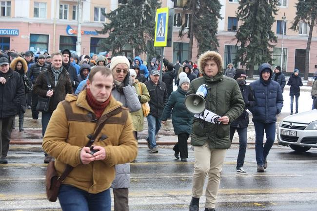 Андрей Шарендо (с мегафоном) во главе акции протеста "нетунеядцев" в Бресте 26 февраля 2017