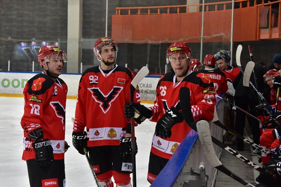 Задумчивы игроки хозяев во втором периоде…