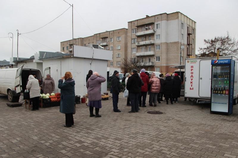 Много людей в очереди за яйцами в Ивацевичах