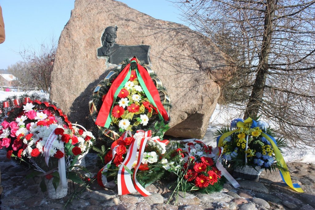 Валун з рэльефам Касцюшкі каля яго сядзібы-музея ў Косаве