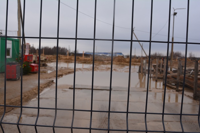 За этим забором строится завод "АйПауэр"